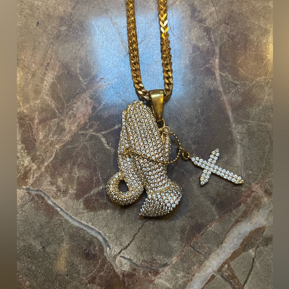GLD SHOP ICED PRAYING HANDS PENDANT CHAIN
